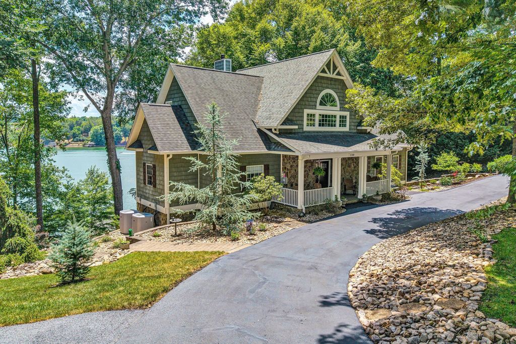 1100 Angela CT, Moneta, VA 24121