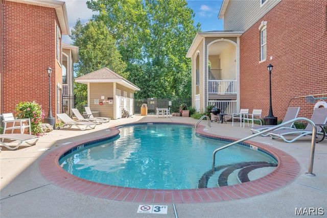 2712 McKnight Crossing Court, St Louis, MO 63124