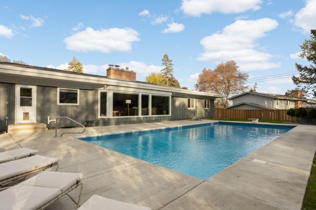 4722 Coventry Road E, Minnetonka, MN 55345