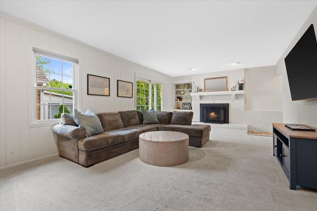 8905 W Meinecke AVENUE, Wauwatosa, WI 53226