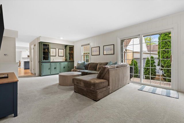 8905 W Meinecke AVENUE, Wauwatosa, WI 53226