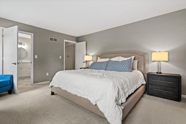 8905 W Meinecke AVENUE, Wauwatosa, WI 53226