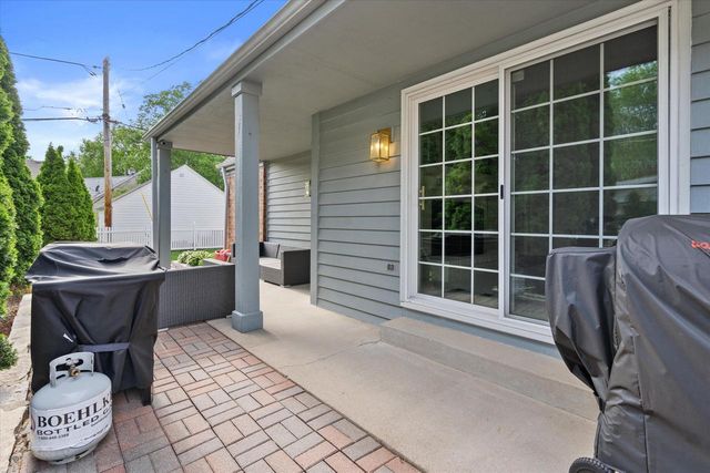 8905 W Meinecke AVENUE, Wauwatosa, WI 53226