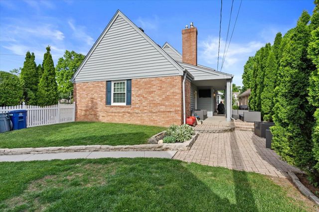 8905 W Meinecke AVENUE, Wauwatosa, WI 53226