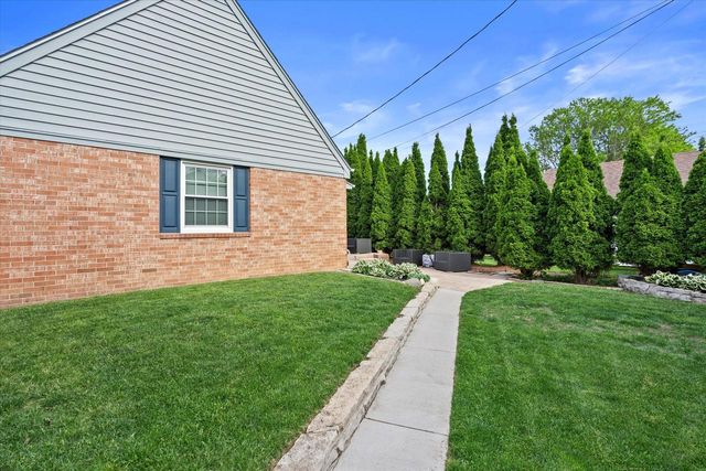 8905 W Meinecke AVENUE, Wauwatosa, WI 53226