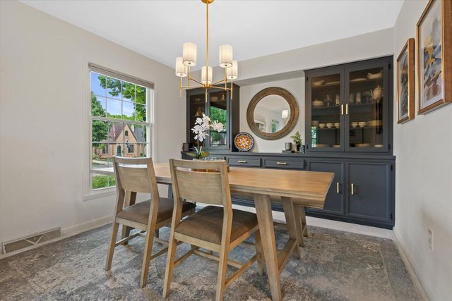 8905 W Meinecke AVENUE, Wauwatosa, WI 53226