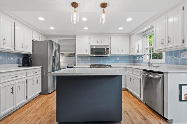 8905 W Meinecke AVENUE, Wauwatosa, WI 53226