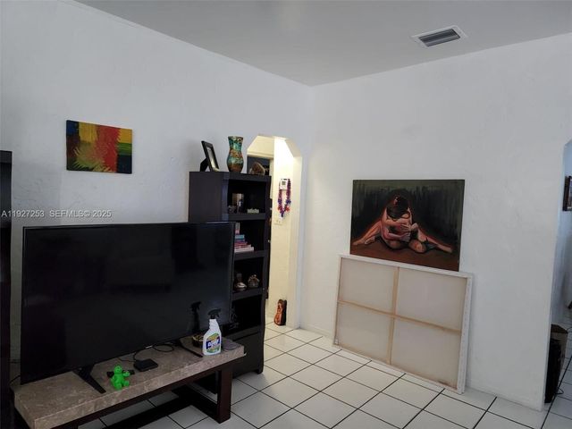 364 SW 11th St, Miami, FL 33130