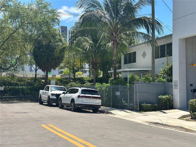364 SW 11th St, Miami, FL 33130