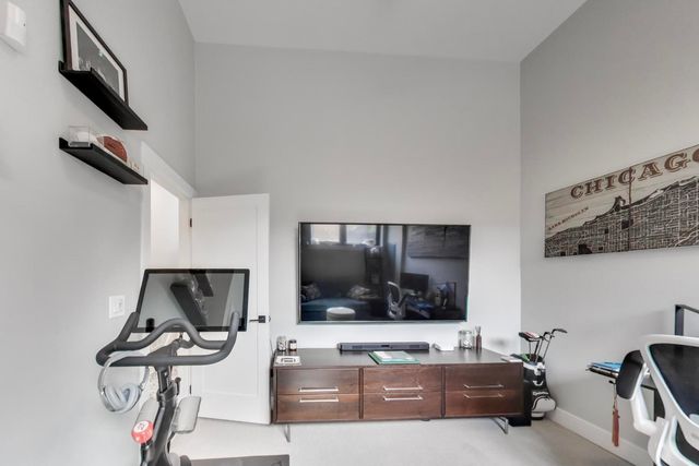 2247 N Rockwell Street 1, Chicago, IL 60647