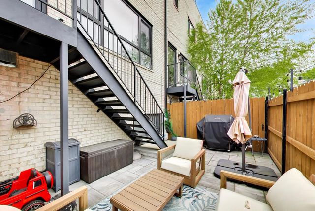2247 N Rockwell Street 1, Chicago, IL 60647