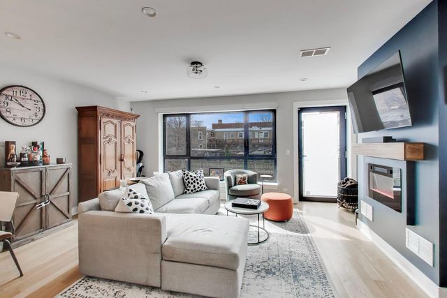 2247 N Rockwell Street 1, Chicago, IL 60647