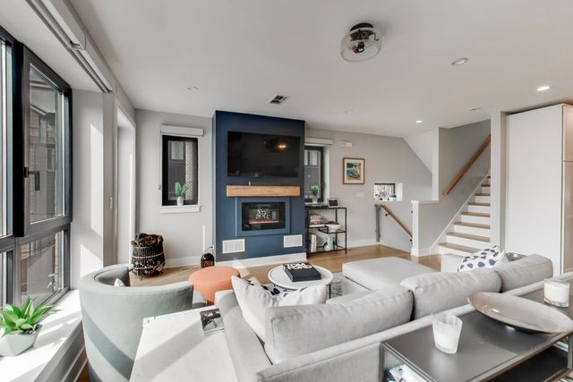 2247 N Rockwell Street 1, Chicago, IL 60647