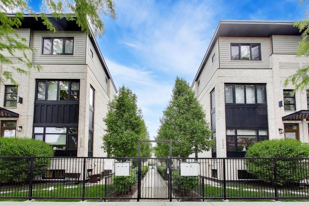 2247 N Rockwell Street 1, Chicago, IL 60647