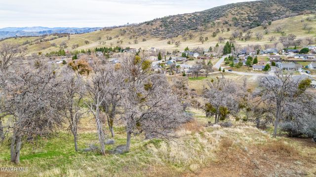 Lusanne Court, Tehachapi, CA 93561