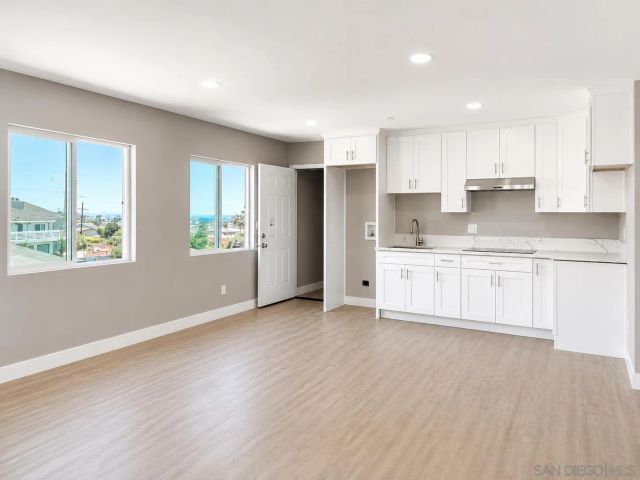 2421 Balboa Vista Dr 2, Oak Park, CA 92105