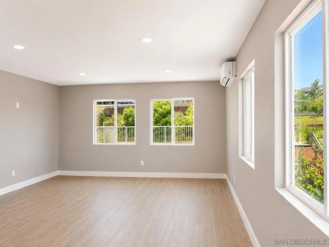 2421 Balboa Vista Dr 2, Oak Park, CA 92105