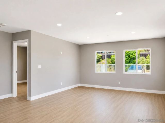 2421 Balboa Vista Dr 2, Oak Park, CA 92105