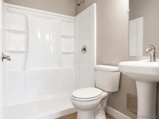 2421 Balboa Vista Dr 2, Oak Park, CA 92105