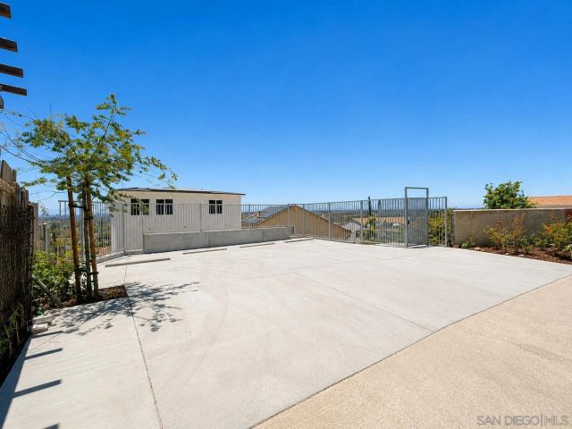 2421 Balboa Vista Dr 2, Oak Park, CA 92105