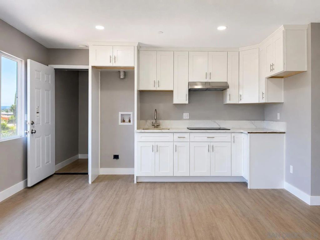 2421 Balboa Vista Dr 2, Oak Park, CA 92105