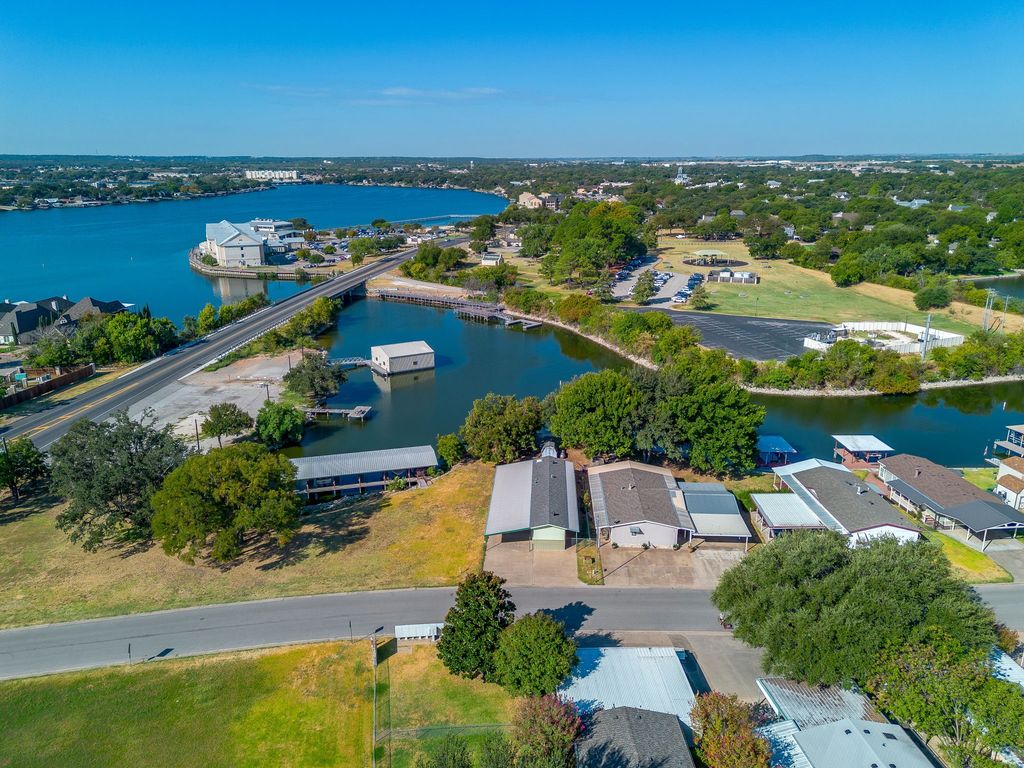 201 Brazos Harbor Drive, Granbury, TX 76048 — photo 2
