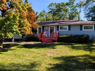 567 Pine Tree Road, Orion Charter Township, MI 48362