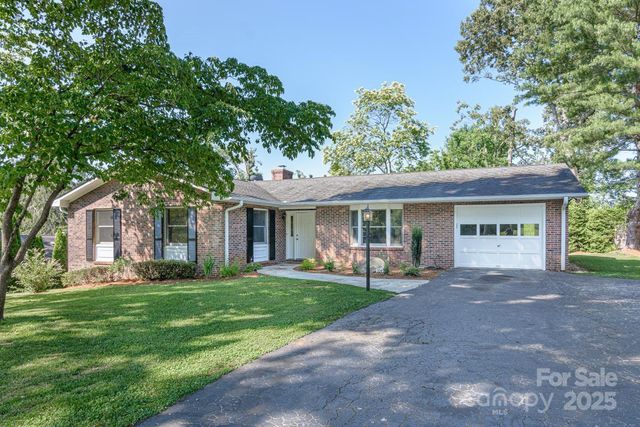 1045 Carousel Lane, Hendersonville, NC 28792
