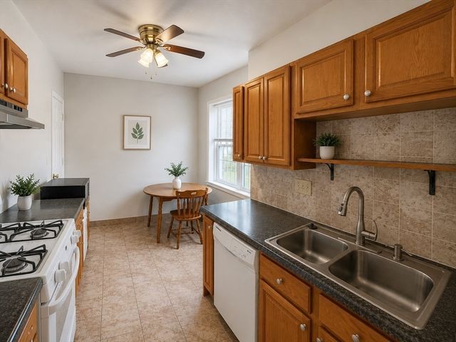 2001 Commonwealth Ave 32, Boston, MA 02135