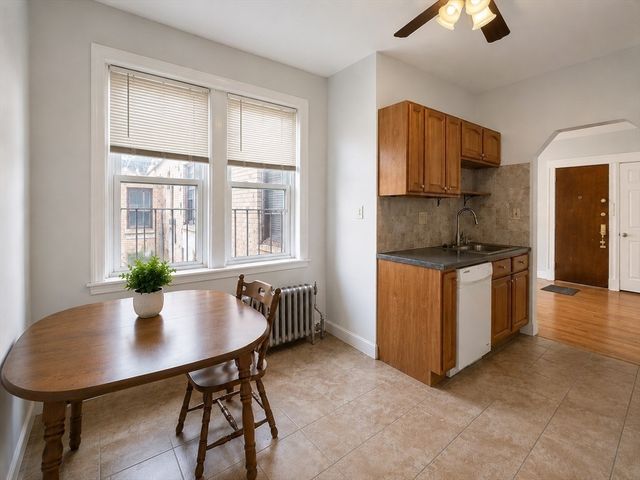 2001 Commonwealth Ave 32, Boston, MA 02135