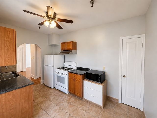 2001 Commonwealth Ave 32, Boston, MA 02135