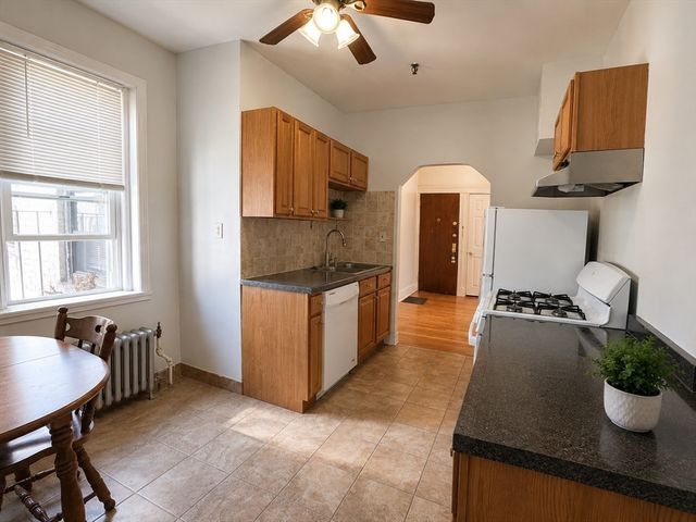 2001 Commonwealth Ave 32, Boston, MA 02135