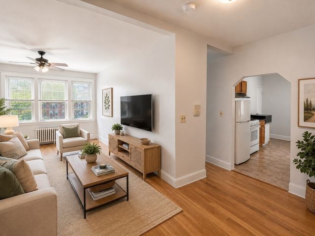 2001 Commonwealth Ave 32, Boston, MA 02135