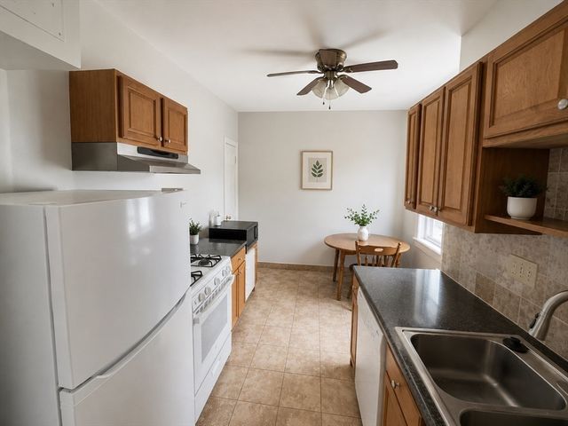 2001 Commonwealth Ave 32, Boston, MA 02135