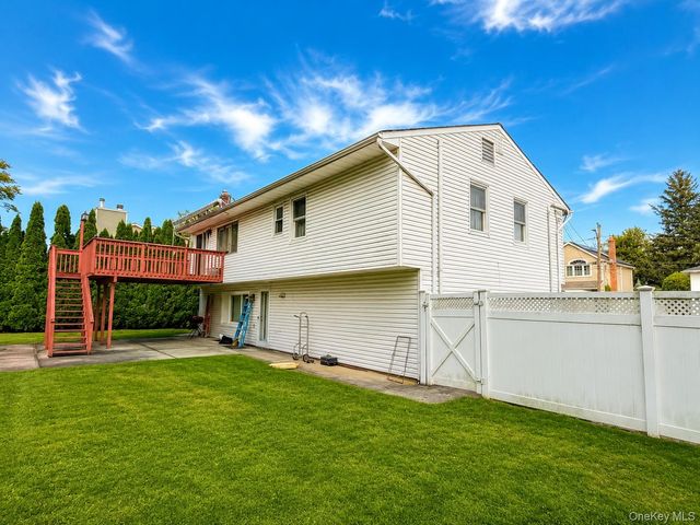 7 Pine Street, Plainview, NY 11803