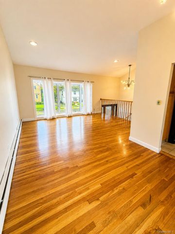7 Pine Street, Plainview, NY 11803