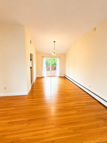 7 Pine Street, Plainview, NY 11803