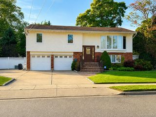 7 Pine Street, Plainview, NY 11803