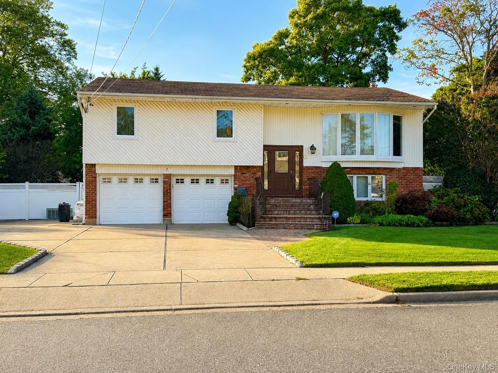 7 Pine Street, Plainview, NY 11803