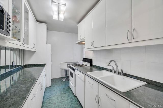 10010 67 Road 4 Floor, Forest Hills, NY 11375