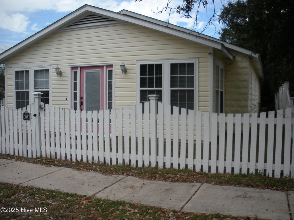 418 Fayetteville Avenue, Carolina Beach, NC 28428