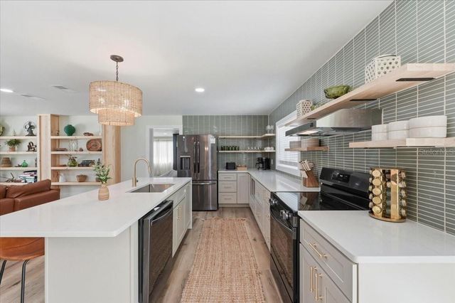 2072 LAKE ARIANA BOULEVARD, Auburndale, FL 33823