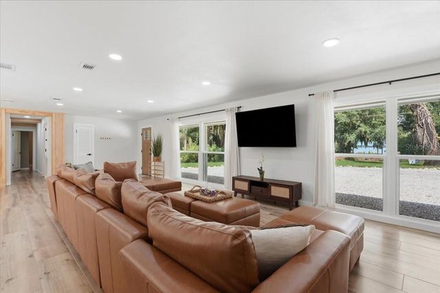 2072 LAKE ARIANA BOULEVARD, Auburndale, FL 33823