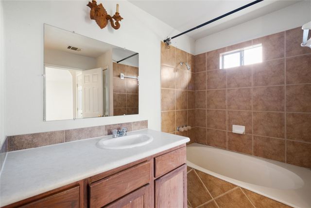 135 Petirrojo CT, Del Valle, TX 78617