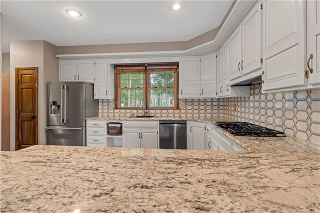 8523 Gillette Street, Lenexa, KS 66215