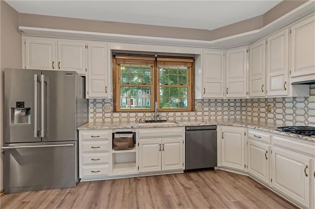8523 Gillette Street, Lenexa, KS 66215