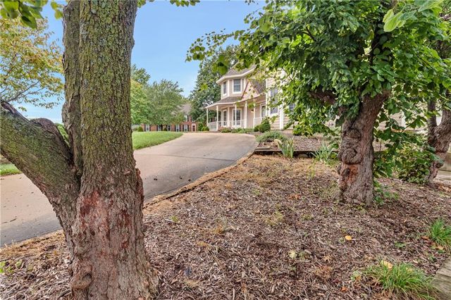 8523 Gillette Street, Lenexa, KS 66215
