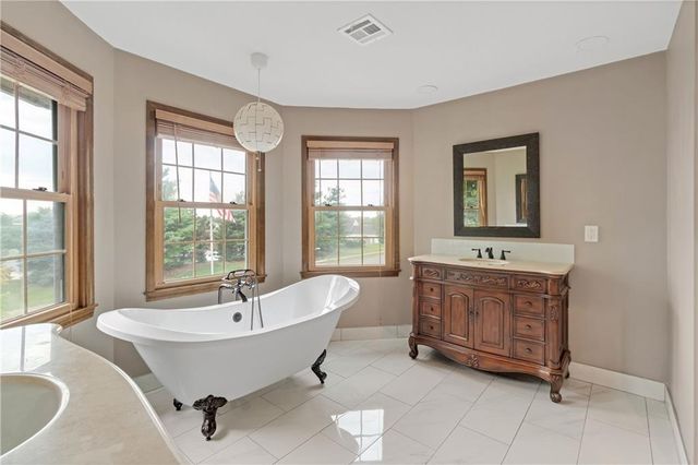 8523 Gillette Street, Lenexa, KS 66215
