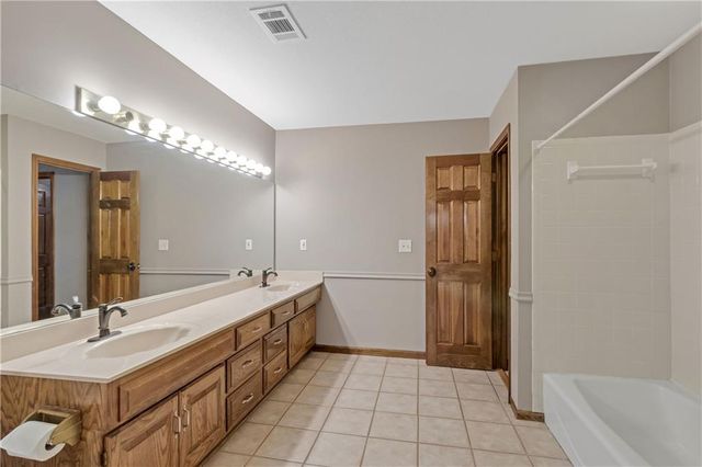 8523 Gillette Street, Lenexa, KS 66215
