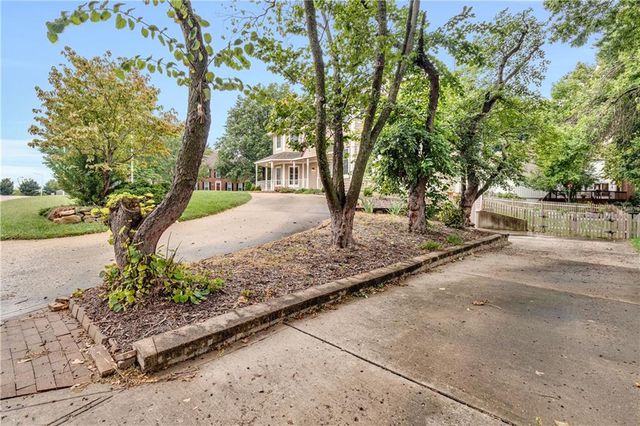 8523 Gillette Street, Lenexa, KS 66215